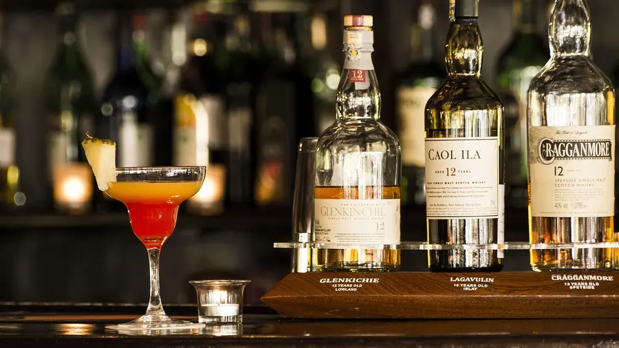 Cocktails at a bar, as served at the Mahé welcome drink before dinner